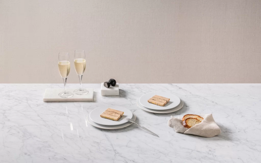 Présentation du foie gras Castaing avec une coupe de champagne